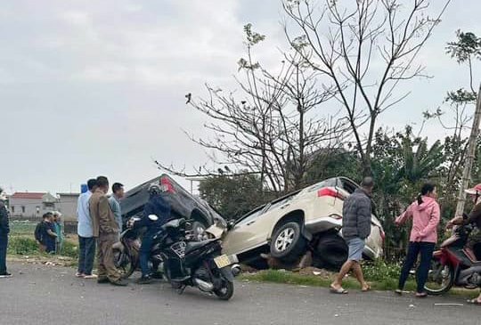 Xe tai nạn Toyota Hilux BKS 18C10486