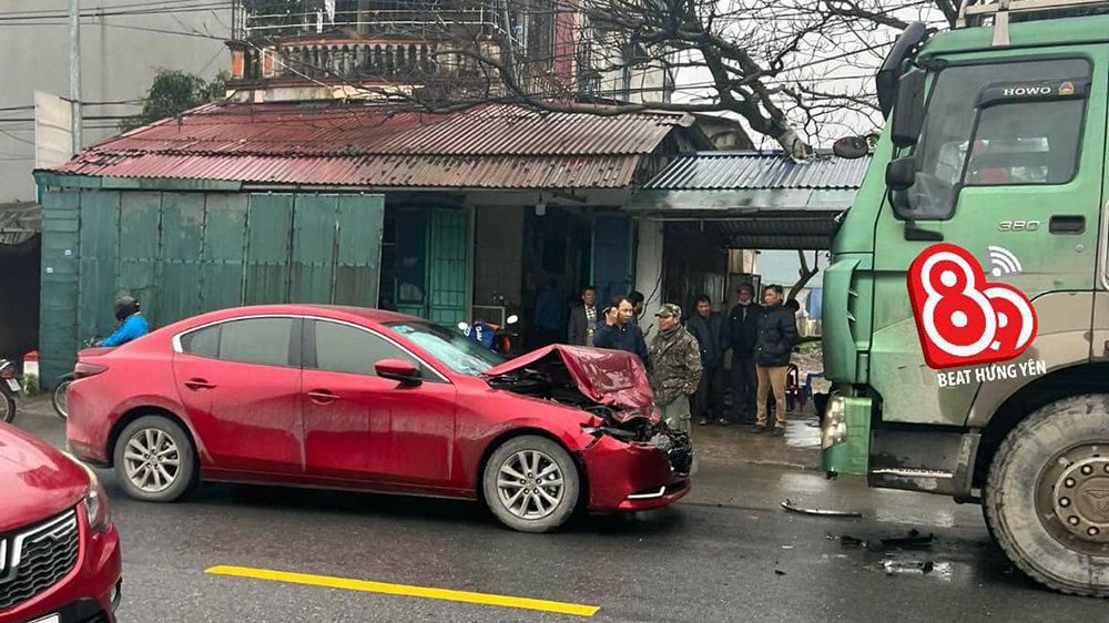 Xe tai nạn Mazda3 BKS 34A53525