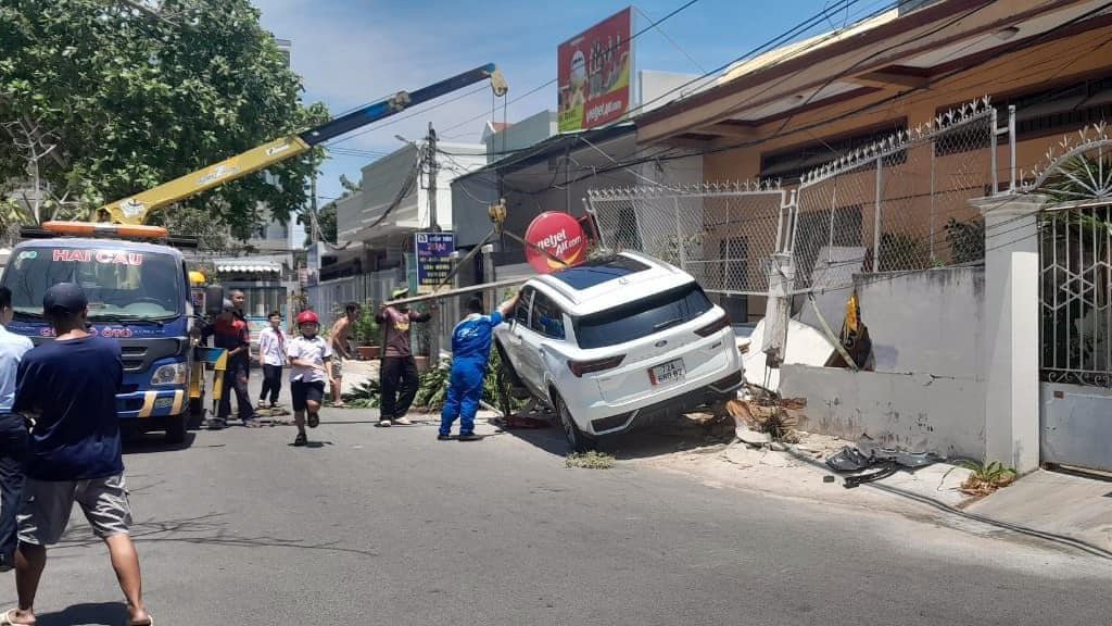 Xe tai nạn Ford Territory BKS 72A68082