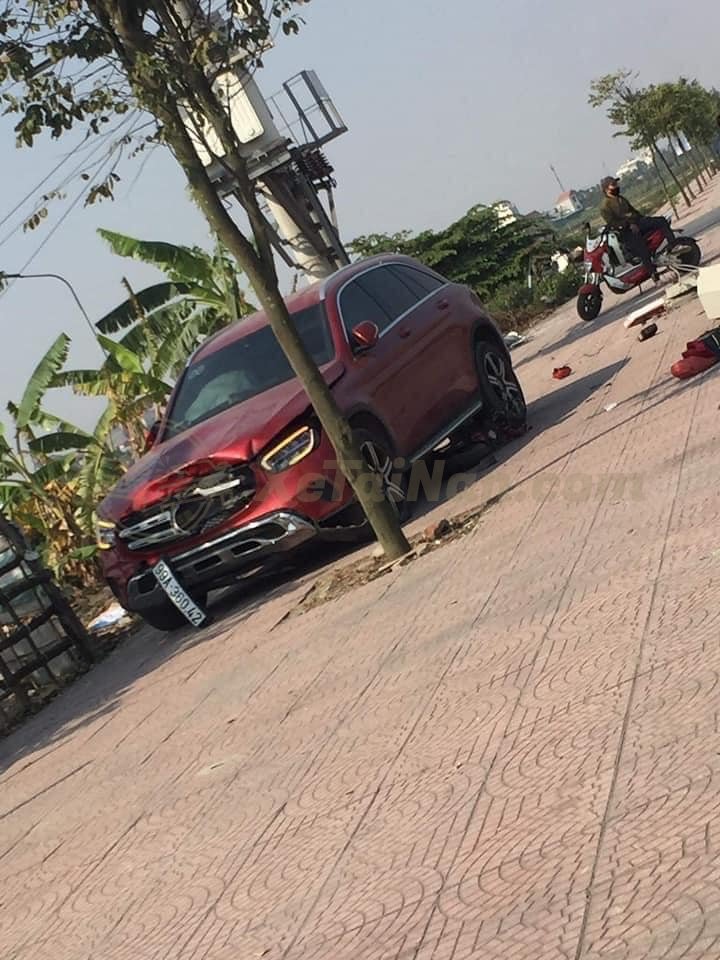 Xe tai nạn Mercedes GLC 99A36042